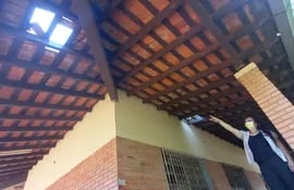 La directora de la Colegio Elisa Alicia Lynch, Lic. Blanca Estela González de Maidana, mostrando dos partes del techo de un pasillo que se vino abajo..jpg
