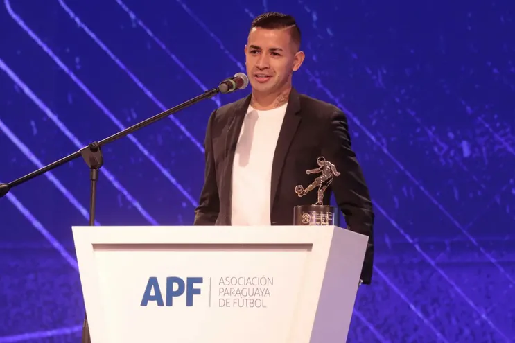 Derlis González, durante la ceremonia de premiaciones de la APF.