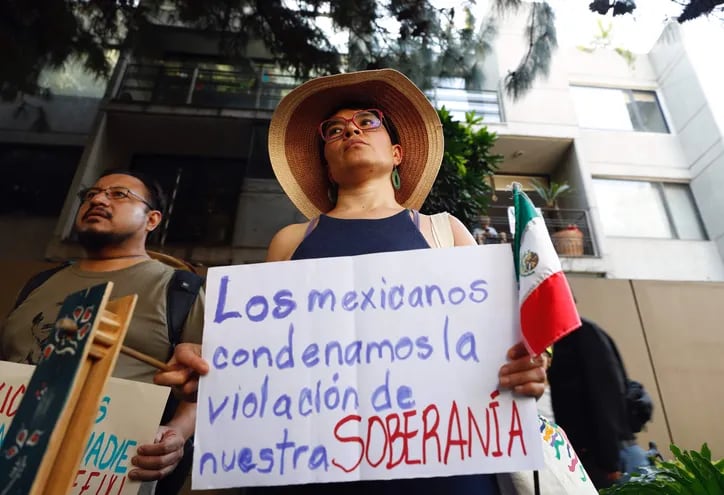 Un grupo de personas protestaron afuera de la Embajada de Ecuador el pasado sábado, en la Ciudad de México (México).