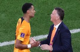 El entrenador Louis van Gaal saluda al goleador Cody Gakpo al final del encuentro que ganó Países Bajos.