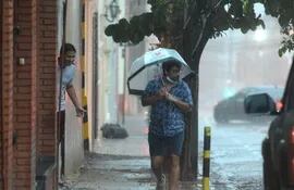 Las lluvias intensas en Alto Paraná y Boquerón se combinarán con elevadas temperaturas en todo el país durante este primer fin de semana del año.