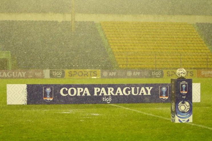 El estadio del Deportivo Capiatá estropeado por intensa lluvia caída en la jornada.
