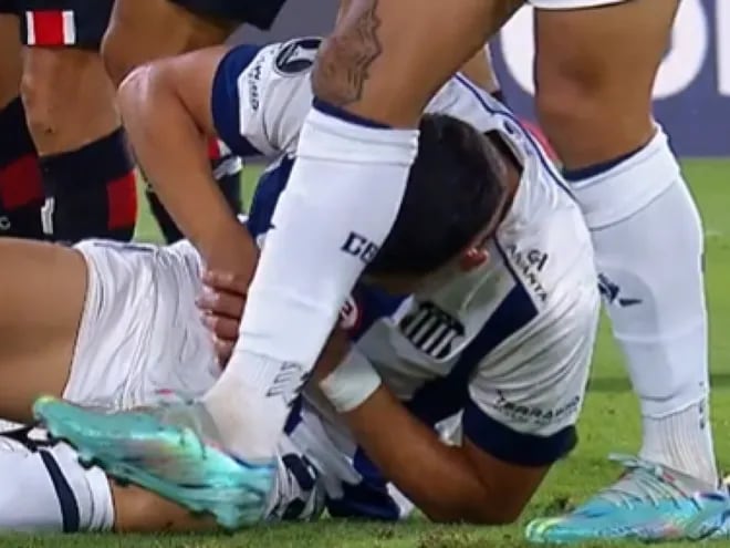 El paraguayo Ramón Sosa, futbolista de Talleres, se toma de la mano derecha después de recibir una falta en el partido contra Sao Paulo por la Copa Libertadores 2024.