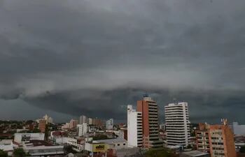 Cae una copiosa lluvia en Asunción y desde la Municipalidad piden evitar puntos críticos.