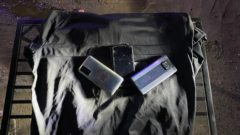 Los agentes de Interpol confiscaron como evidencias los aparatos celulares de los cuatros detenidos en el operativo para someterlos a peritaje.