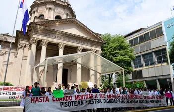 Médicos protestaron el viernes 1 de marzo frente al Panteón Nacional de los Hérores.