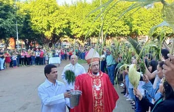 Monseñor Pedro Collar bendice las palmas en la explanada de la Catedral San Blas de Ciudad del Este.