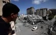 Un hombre palestino mira un edificio destruido en la ciudad de Gaza, luego de una serie de ataques aéreos israelíes en la Franja de Gaza controlada por Hamas.