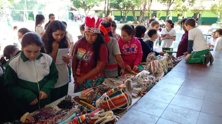 Estudiantes de la Escuela Luis Caminos participaron de una actividad de intercambio cultural con pueblos originarios.