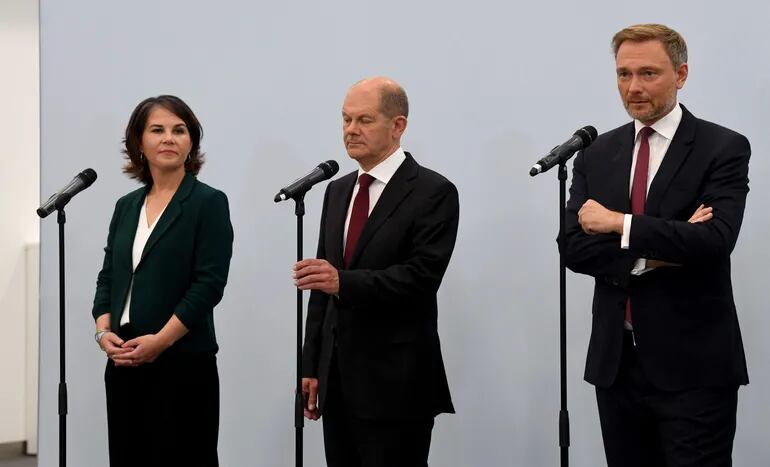 Olaf Scholz (c), líder de los socialdemócratas y futuro canciller alemán junto a Annalena Baerbock (i), lideresa de los verdes y Christian Lindner (d), líder liberal.