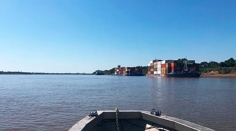 Imagen ilustrativa de buques cruzando el río. Dos embarcaciones con mercaderías fueron retenidas en Argentina para exigir el cobro del peaje impuesto de manera arbitraria.