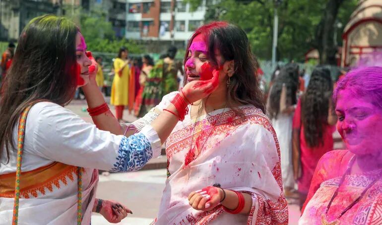 Devotos del hinduismo celebran el festival Holi, en el Templo Nacional de Dhaka.