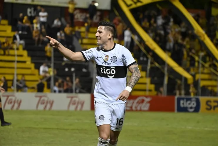 Guillermo Paiva, jugador de Olimpia, celebra su gol ante Guaraní en Dos Bocas.