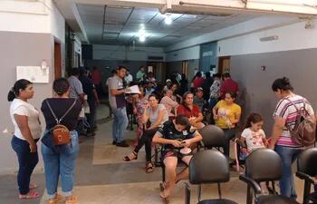El hospital de Santa Rosa del Aguaray está saturado por pacientes y la situación es desesperante
