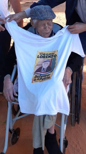 Don Lorenzo Achar Valenzuela recibió  una remera de regalo.