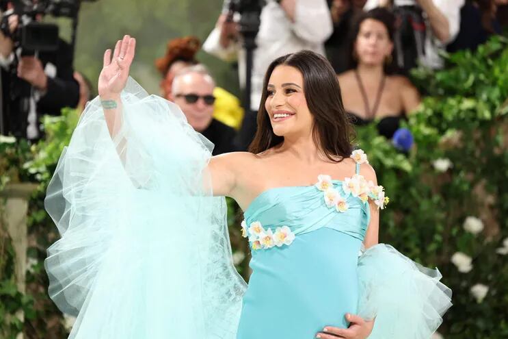 La actriz Lea Michele, feliz luciendo su pancita con bebé a bordo en la Met Gala 2024 en el Mueso Metropolitano de Arte en Nueva York.