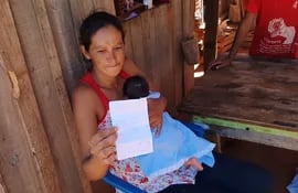 La madre de los gemelos, Magdalena Aguirre, exhibiendo la orden para el estudio médico que requieren los recién nacidos.