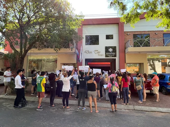Protesta frente a Fiscalía de Itauguá exigiendo justicia para la bombera víctima de supuesto abuso sexual. (Gentileza).