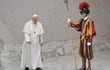 El Papa Francisco llega para encabezar la audiencia papal general semanal en el Aula Paolo VI del Vaticano. (EFE)