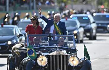 El presidente de Brasil, Luiz Inácio Lula da Silva, saluda hoy junto a su esposa, la primera dama Janja da Silva, durante el desfile por el Día de la Independencia, en la Explanada de los Ministerios en Brasilia (Brasil). (EFE)
