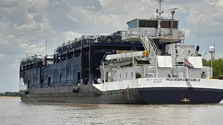 Un buque motor con cargas de automoviles y camionetas se encuentra anclado en el km 1300 del río Paraguay, esperando que el río vuelva a subir para seguir viaje hasta Asunción.