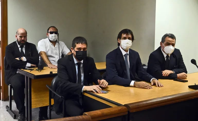 El Abg. Carmelo Caballero y Raúl Fernández Lippmann junto a sus defensores, en la sala de juicios.