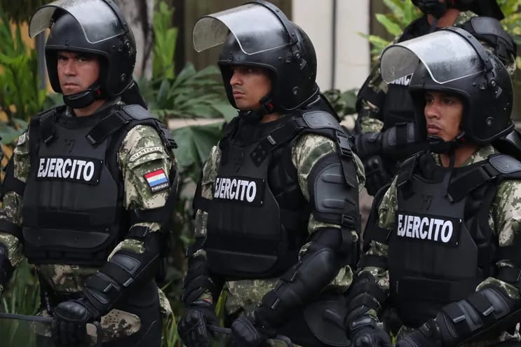 Miembros del Ejército reciben instrucciones para resguardar las calles ante posibles protestas por los resultados de las elecciones, en donde resultó electo Santigo Peña como nuevo presidente, hoy en Asunción (Paraguay).