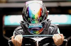 Lewis Hamilton aborda su Mercedes previo a las prácticas (EFE).