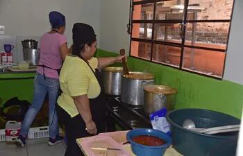 Madres cocinan el almuerzo escolar en una escuela pública del departamento Central.