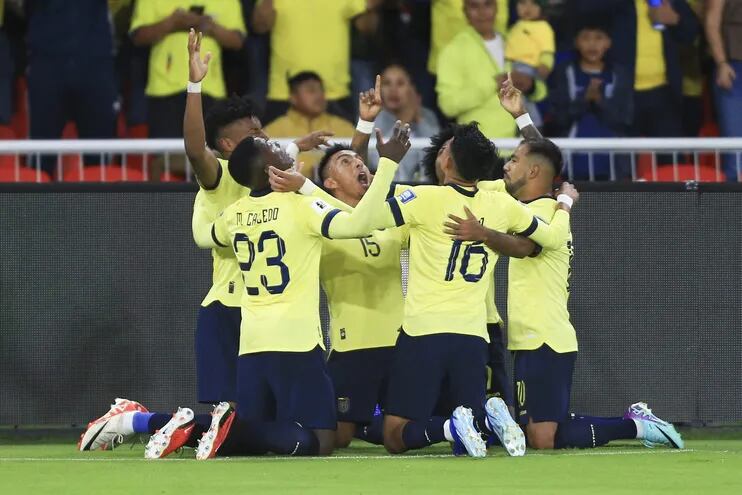 Ángel Mena (c) de Ecuador celebra su gol hoy, en un partido de las Eliminatorias Sudamericanas para la Copa Mundo de Fútbol de 2026 en el estadio Rodrigo Paz Delgado en Quito (Ecuador).