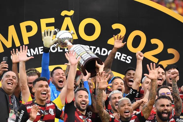 Los jugadores de Flamengo celebran con el trofeo después de ganar la final de la Copa Libertadores, después del partido de fútbol entre los equipos brasileños Flamengo y Athletico Paranaense en el Estadio Monumental Isidro Romero Carbo en Guayaquil, Ecuador, el 29 de octubre de 2022.