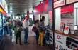 Viajeros comprando pasajes en la Estación de Buses de Asunción en la mañana de este miércoles.