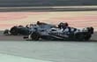 El AlphaTauri (d) de Pierre Gasly durante el primer entrenamiento de la Fórmula 1 en Bahréin.