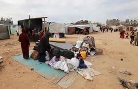 Miembros de familias palestinas en la ciudad de Rafah, en la frontera con Egipto. La presión internacional crece para alcanzar una tregua y evitar más muertes.