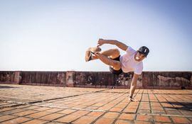 La necesidad de expresar un estilo de vida con pasos de baile es el motor que moviliza a Enzo Báez (19), coreógrafo de danzas urbanas.