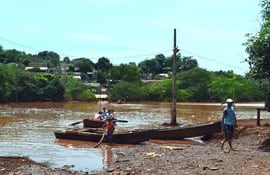 en-el-barrio-san-rafael-se-movilizan-en-canoas--201355000000-1411263.jpg