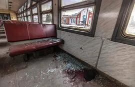 Esta fotografía tomada el 8 de abril de 2022 muestra un vagón de tren después de un ataque con cohetes en una estación de tren en Kramatorsk, en el este de Ucrania, que estaba siendo utilizado para evacuaciones de civiles. Un ataque con cohetes en una estación de tren en la ciudad de Kramatorsk, en el este de Ucrania, mató a decenas el 8 de abril de 2022 mientras los civiles corrían para huir de la región de Donbas preparándose para una temida ofensiva rusa. Cincuenta personas murieron, incluidos cinco niños, dijo el gobernador regional de Donetsk, Pavlo Kyrylenko, mientras aumentaba el número de víctimas en uno de los ataques más mortíferos de la guerra de seis semanas.