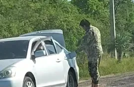 Militar fue captado en el momento que cargaba combustible a un automóvil.