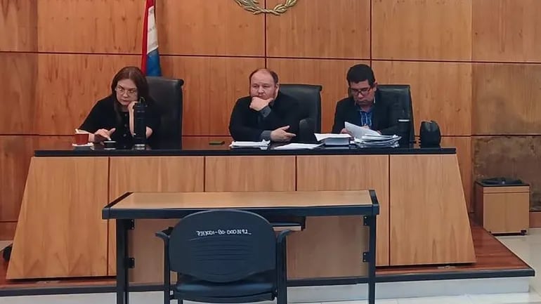 Jueces Lilian Flores, Rodney Rejalaga y Hugo Segovia, miembros del tribunal de sentencia.
