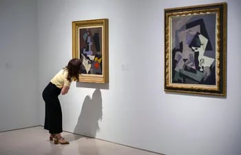 Una persona observa uno de los cuadros de la nueva exposición temporal del Museo Picasso de Málaga, 'María Blanchard. Pintora a pesar del cubismo', una retrospectiva que ofrece a través de 85 obras un recorrido cronológico por las diferentes etapas de la vida artística de esta pintora cántabra, figura esencial del cubismo.
