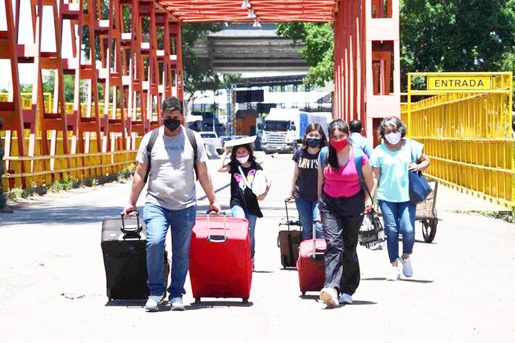 Un grupo de personas ingresa a Paraguay  por Puerto Falcón, frontera con Argentina.