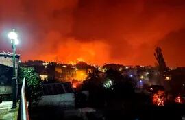 El humo y las llamas se elevan cuando un incendio forestal quema el área de Skepasti en la isla de Evia, costa este de Grecia central, 05 de agosto de 2021.