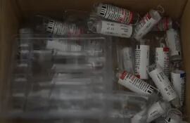 Ampollas vacías de la vacuna contra el COVID-19 en el Hospital de Trinidad, hoy.