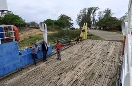El deterioro de la balsa que cruza del Puerto de Pilar a Puerto Cano, en Formosa, Argentina, es notorio. La superficie está carcomido por el paso del tiempo. (Gentileza).