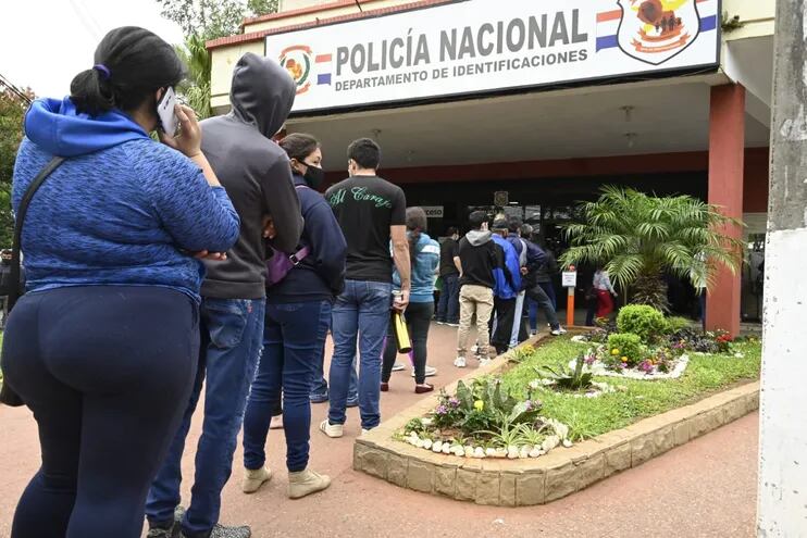 Muchas personas aguardan durante varias horas para poder ingresar a la sede central de Identificaciones de la Policía, ubicada en Asunción.