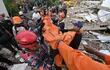 Rescatistas trabajan sin pausas en la búsqueda de sobrevivientes y fallecidos en Cianjur tras el sismo que azotó a Indonesia.  (AFP)