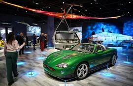 El Jaguar XKR de 'Die Another Day' (2002) se ve en la exposición 'Bond in Motion' en el Museo Internacional del Espionaje en Washington.