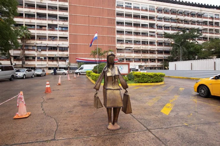 Estatua "Perlita" frente a IPS Central