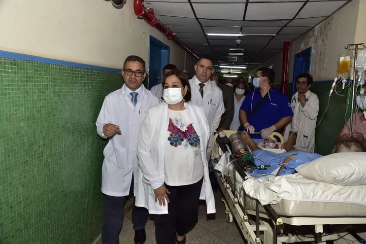 Esperanza Martínez realizó ayer un recorrido por el Hospital Central del IPS. Conversó con médicos y pacientes.