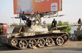 Soldados del Ejército de Sudán sobre un tanque.